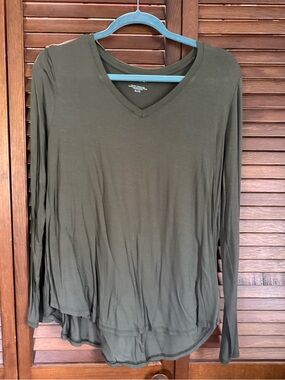 Tahari Olive Green V-Neck Long Sleeve Top